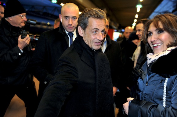 6. Au loin, quelque chose ou quelqu'un attire le regard de Nicolas Sarkozy