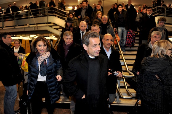 9. Du quai à l'intérieur de la gare, trajet court pour long bain de foule