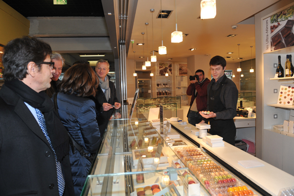 1. Arrêt macaron des Halles pour Bruno Le Maire et Nora Berra (de dos). En politique comme en gourmandise, l’eurodéputée sait ce qu’elle veut. «Goût noisette s’il vous plaît ! » Un choix qui fait l’admiration de Bruno Le Maire.