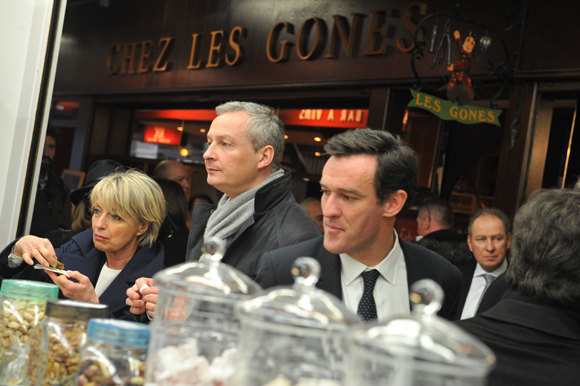 13. De commerçant en commerçant. Michel, Bruno et l'eurodéputée Françoise Grossetête ne peuvent masquer leur déception. Non, tous les commerçants des Halles ne proposent pas du Beaujolais...