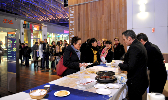 32. Crêpes party au centre commercial Confluence