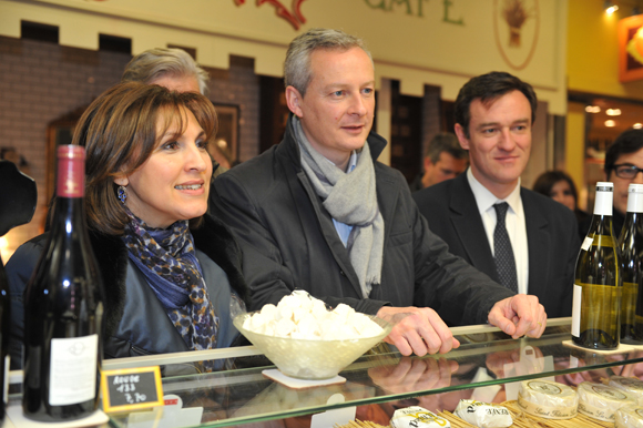 3. Trois bouteilles vin, des carrés de chevrotin en libre-service… Il n’en faut pas plus à Bruno Le Maire pour s’accrocher au comptoir !