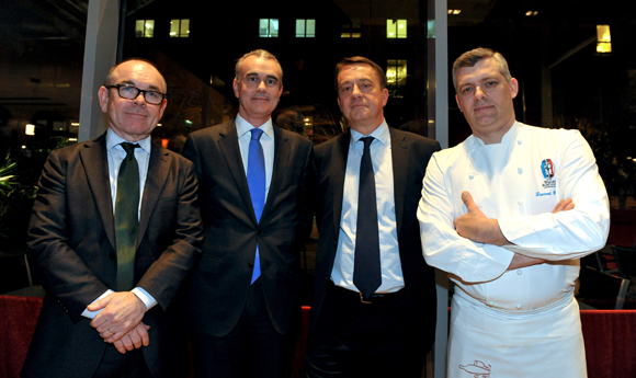 38. Yvon Léa, président de la Banque Rhône-Alpes, Philippe Aymerich, Bruno Deschamp, président de la SMC et le chef Laurent Bouvier, président des Toques Blanches lyonnaises