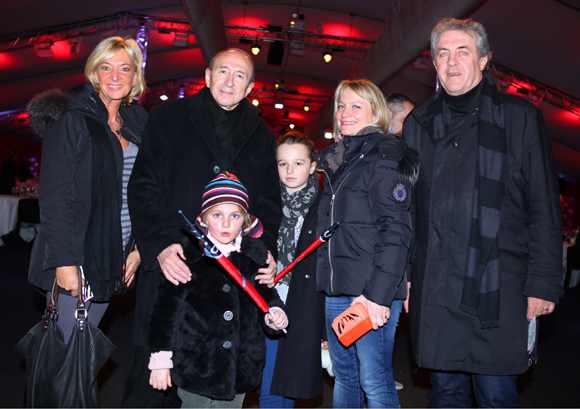 6. Marie-Odile Fondeur, adjointe au commerce, Gérard et Caroline Collomb avec leur filles Camille et Clémence et Richard Brumm, adjoint aux Finances