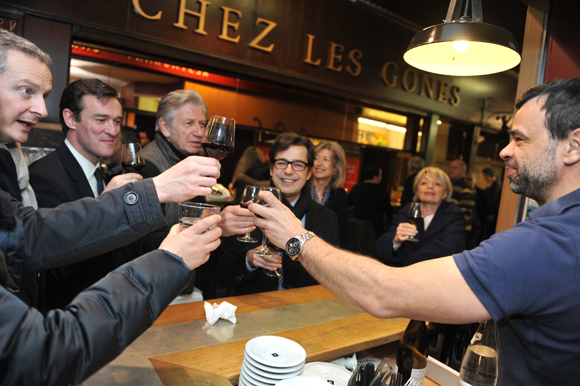 9. Et bien voilà ! Le patron du restaurant AOC, Dominique Pilastre, fini par s'y coller. Et avec le sourire s’il vous plait !