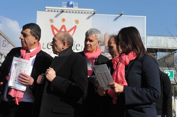 10. On reproche souvent à Collomb de ne pas afficher ses couleurs. Chèche rose et regard à gauche, que faut-il de plus ?
