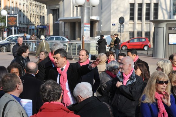 20. Arrivée Place Gabriel Pérfi pour l'équipe emmenée par Thierry Philip et Gérard Collomb