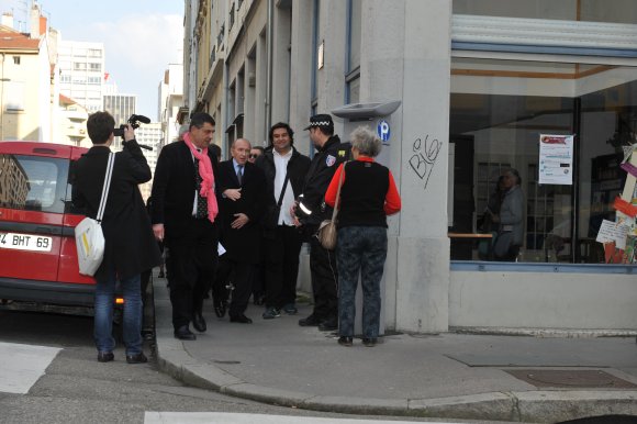 21. Gérard arrive trop tard, la bénévole d’une association vient de se prendre une prune.