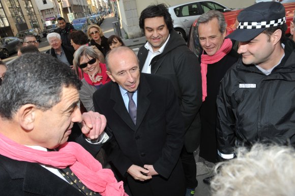 22. Thierry Philip tente d'apaiser la situation en discutant avec l'agent ASVP. « Merci Monsieur, je sais ce que j’ai à faire ! » Ambiance...