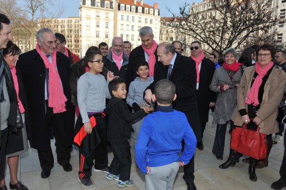 Municipales 2014. La balade urbaine de Gérard Collomb dans le 3e