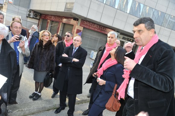 28. Gérard Collomb détaille la place Gabriel Péri, dernière étape de la balade.