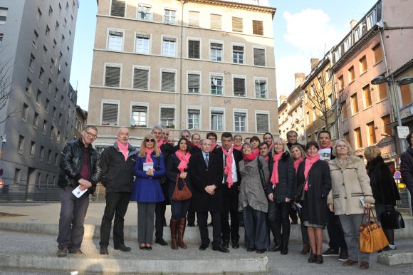 29. La balade touche à sa fin pour l'équipe du 3e arrondissement emmenée par Gérard Collomb, qui se prête au jeu de la photo