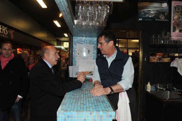 5. Chez l'amiral Eric Giraud, bien ancré au bastingage, le mousse Collomb prend une leçon d'ostreïculture