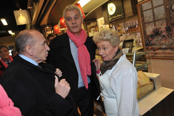 7. Mais que montre donc Gérard Collomb à Renée Richard ?