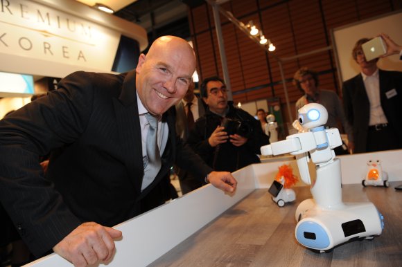 Le lyonnais Bruno Bonnell lance la « Robolution »