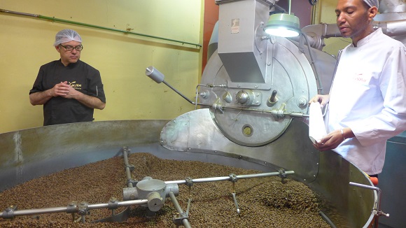 2. Première étape à l’atelier café où les graines refroidissent tranquillement dans le torréfacteur traditionnel Voisin. Le café provient généralement d’Amérique du Sud.