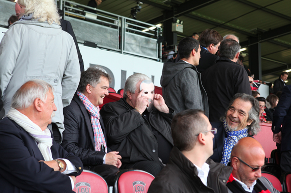 11. Paul Goze, président de la Ligue Nationale de rugby sous le masque de Sébastien Chabal