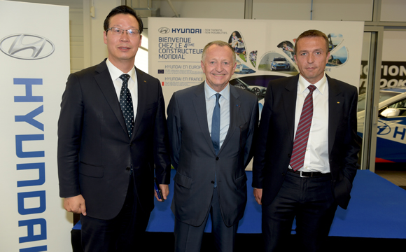 14. Deok Jeong Im, président Hyundai Motor France, Jean-Michel Aulas président de l’OL et Lionel French-Keogh, directeur France Hyundai