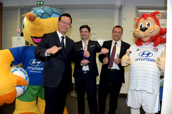 15. Deok Jeong Im, président Hyundaï, Edouard Coquillat (Central Auto), French- Keogh, directeur France Hyundaï et Lyou la mascotte de l’OL