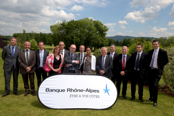 17. Les directeurs d’agence groupe Est lyonnais de la Banque Rhône-Alpes autour d’Yvon Lea