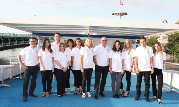 La croisière s’amuse pour l’anniversaire de DCB International