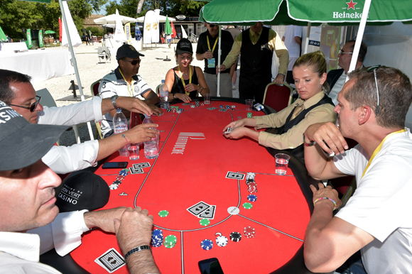 44. Concentration maximale à la table du Lyon Vert