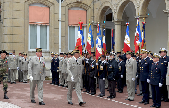 6. La revue des troupes