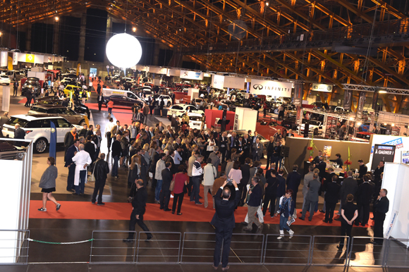 16. Marco immortalise le salon de l'auto