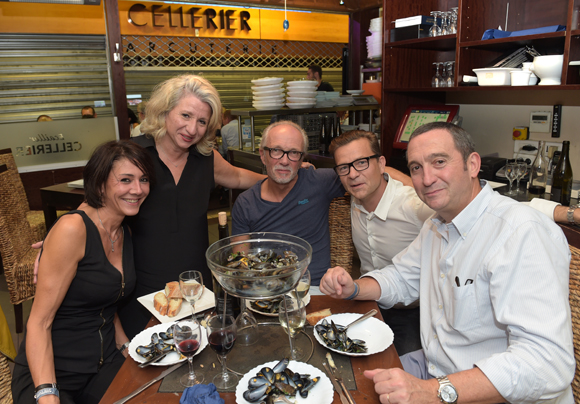 29. La table de la maison Cellerier, Véronique, Nataly, Jaj, Pierre- Guy et Alain