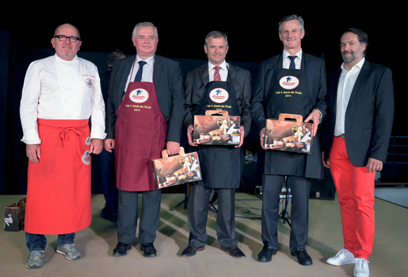 42. Remise des diplômes des Bouchons Lyonnais à Gérard Cormorèche, président du Crédit Mutuel Sud-Est, Marc Ferret, directeur de Renault Lyon, et Pierre Fanneau, DG du Groupe Progrès, entourés de Michel Charmettant et Bruno Bluntzer (Sibilia)