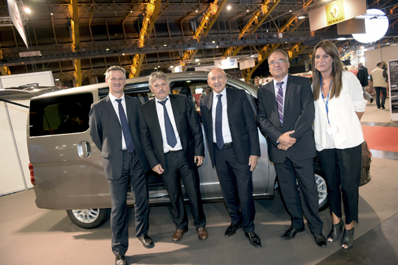 6. Petite pose en compagnie du président du Tribunal de Commerce sur le stand Volkswagen