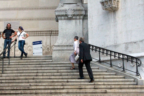 Les adjoints à la Ville de Lyon Richard Brumm et Anne Brugnera pressent le pas pour rejoindre l'intérieur de la basilique