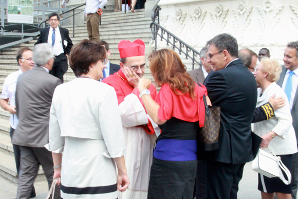 6. Rattrapé par la patrouille, le cardinal Barbarin fait contre mauvaise fortune bon cœur et engage la conversation avec Fabienne Lévy