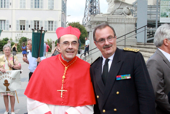 9. ...pour saluer l'autorité spirituelle de Lyon, quitte à faire grincer quelques dents laïques