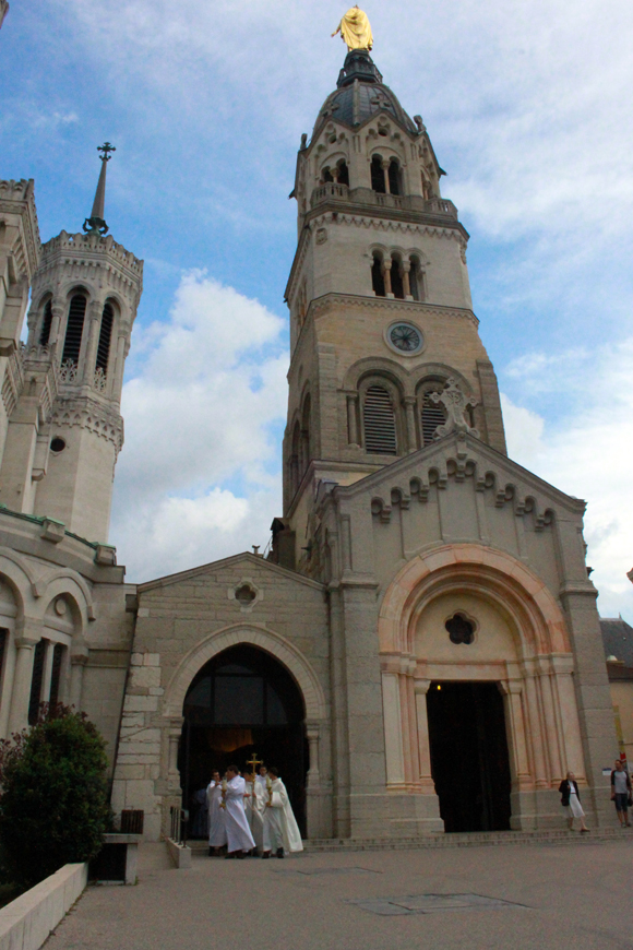 10. Du côté de la chapelle de la Vierge, les célébrants se préparent