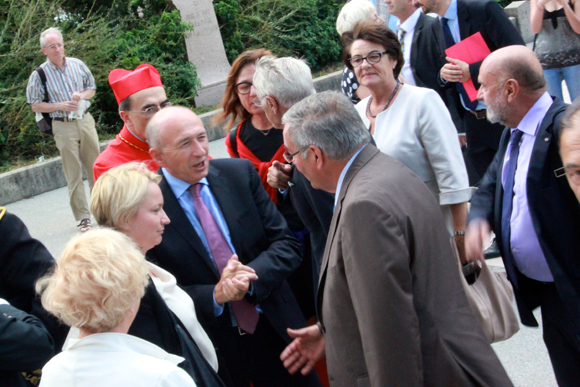 11. Tandis que le sénateur-maire de Lyon Gérard Collomb est arrivé aux côtés de son épouse Caroline