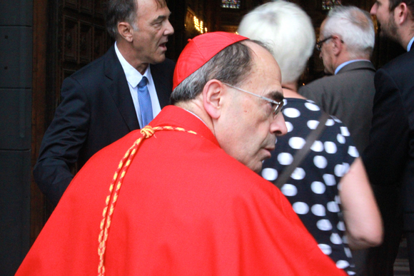 16. L'heure pour le cardinal Barbarin de rejoindre l'autel pour célébrer la messe de la Nativité de la Vierge