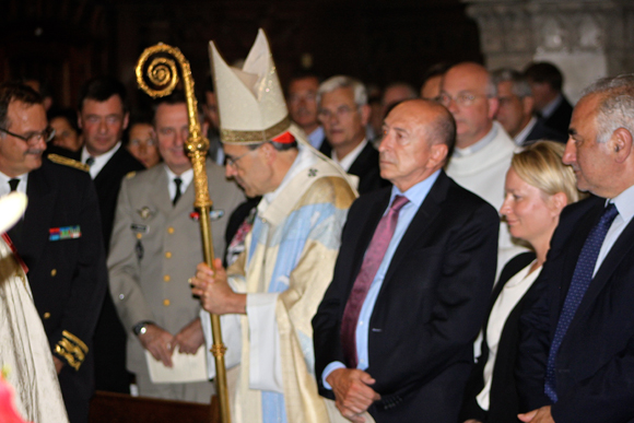 21. Le cardinal Barbarin remonte la nef, passage obligé devant les officiels