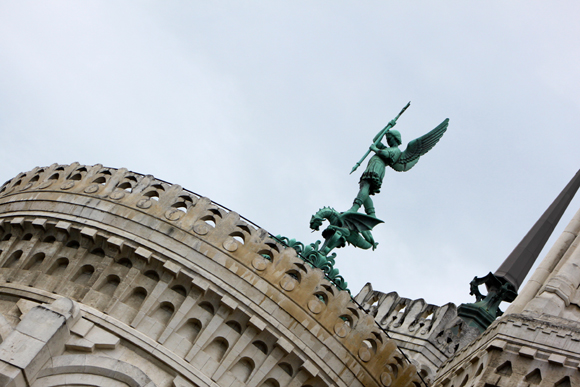 32.  ...sous l’œil bienveillant de l'archange Saint-Michel terrassant le dragon (bronze du sculpteur Millefaut)