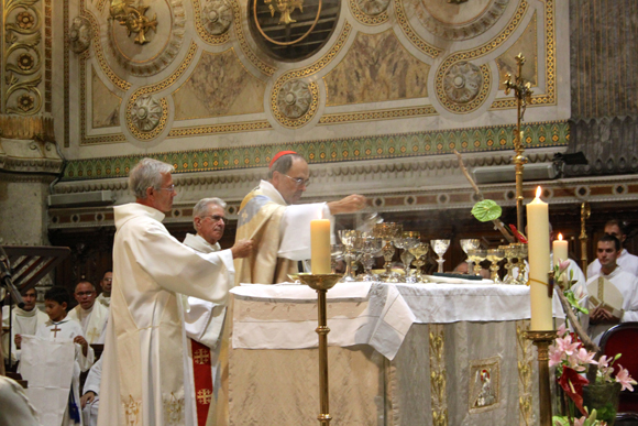 26. Encensoir en main, le cardinal prépare l'eucharistie