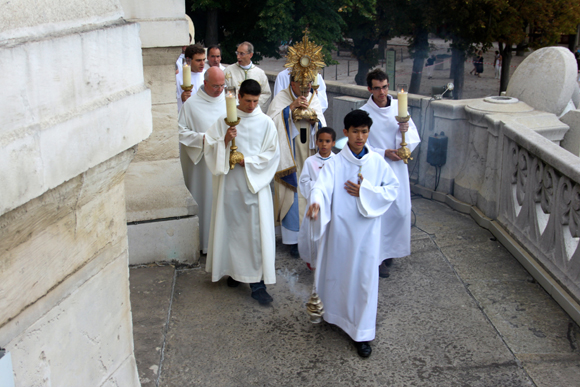 27. La procession précède l'arrivée du cardinal Barbarin sur la balcon de Fourvière pour bénir la ville