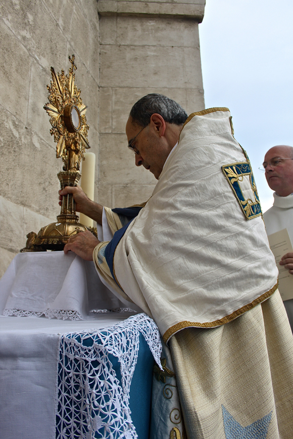 29. Pieu recueillement du Primat des Gaules sur l'autel dressé sur le balcon de Fourvière