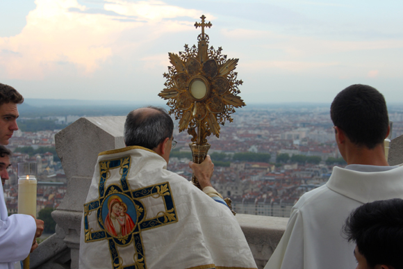 31. Brandissant l'ostensoir, l'archevêque de Lyon bénit la ville