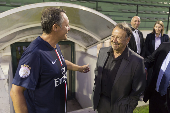 17. Photo diplomate avec un maillot du PSG avec un maillot floqué 69...