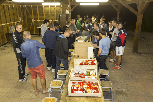 24. Place aux agapes d'après-match, le camp des Loges ressemble aux abords de Gerland un soir de match 