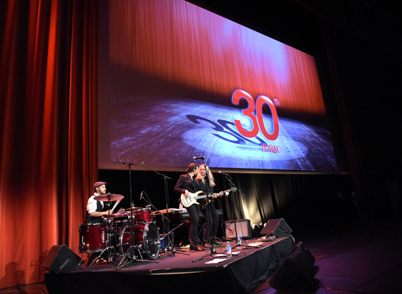 13. Que le spectacle commence...
