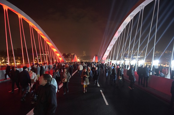 Ombre et lumière sur le pont Schuman