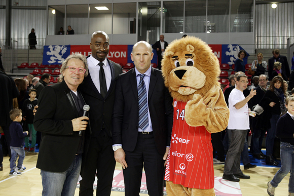 21. Le speaker Dominique Grégoire, Sébastien Logue et Olivier Ribotta (Lyon Basket Féminin)