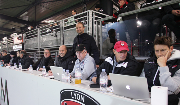 27. En tribune de presse, nos consultants Julien et Jean-Marie au coude à coude avec le staff du LOU Rugby    