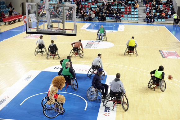 27. Démonstration de basket en fauteuil durant la mi-temps